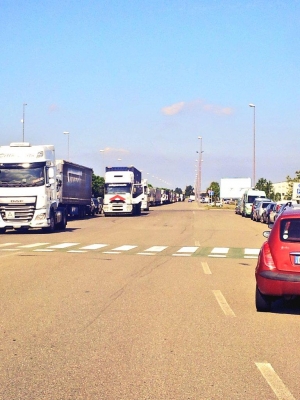 Camion bloccati fuori IKEA Piacenza 14 Agosto