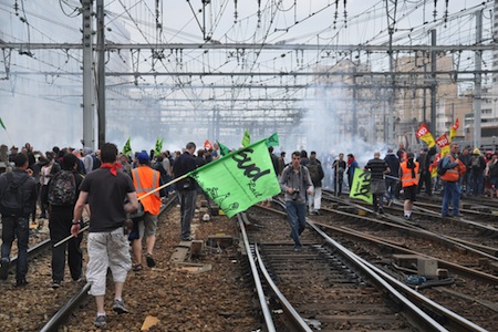 http://www.inventati.org/cortocircuito/wp-content/uploads/2014/12/7772726535_des-cheminots-en-greve-sur-les-rails-de-la-gare-montparnasse-a-paris-mardi-17-juin-2014.jpg