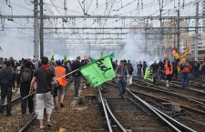 7772726535_des-cheminots-en-greve-sur-les-rails-de-la-gare-montparnasse-a-paris-mardi-17-juin-2014