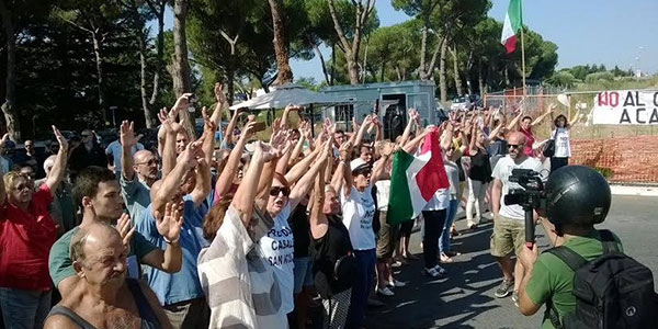 http://www.inventati.org/cortocircuito/wp-content/uploads/2015/07/protesta-casale-san-nicola-contro-immigrati.jpg