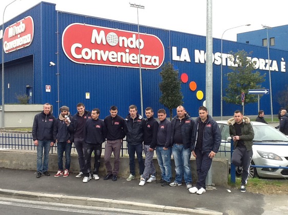 Mondo Convenienza, licenziati 48 dipendenti della logistica. Protesta davanti alla sede di Prato