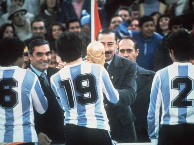 1978. Videla consegna la Coppa del Mondo al capitano a Passarella