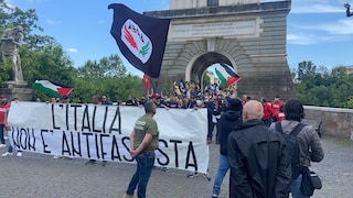 Roma, i manifestanti di estrema destra sfidano i divieti della Questura: in centinaia in strada