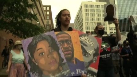 Un anno dalla morte di George Floyd, manifestanti a Minneapolis