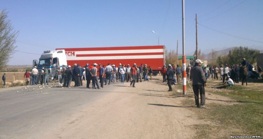 Киргизия перекрытие трассы