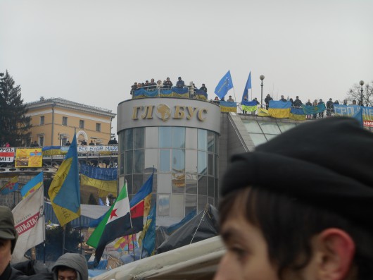 Украинский дневник, 15 и 16 февраля. Тревожному затишью близится конец? флаг Сирийской оппозиции на Майдане