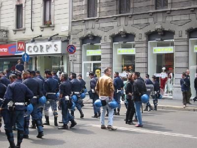 polizia a Milano 25 ...