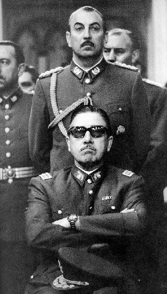 Pinochet e le bracci...