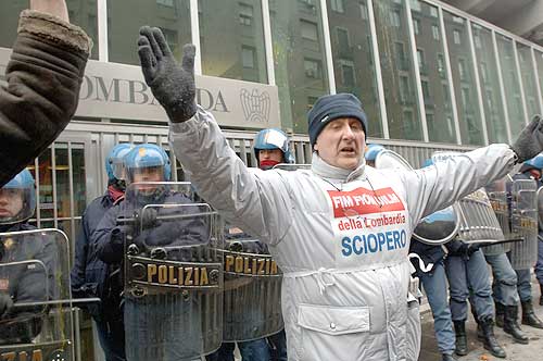 [Milano]-Gli operai ...