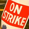 Da ieri le lavoratrici e i lavoratori dello stabilimento Spediservice di Lainate, che da anni gestisce il servizio di logistica editoriale appaltato a varie e variegate cooperative, sono in sciopero