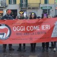 Gli antifascisti sfilano in corteo: il banchetto fascista protetto dalla polizia