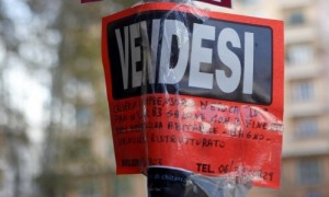 Più di duecento case comunali sfitte. Ma Tentorio ne svende un'altra dozzina. 