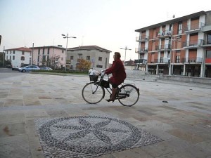 "Sole delle alpi" in Piazza Giovanni XXIII a Cividate al Piano (bg). Il gip Masia: il "sole delle alpi" e' un simbolo di partito. Amministrazione comunale indagata per abuso d'ufficio